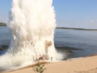 Столб воды поднялся в небо после взрыва авиабомбы в Краснослободске