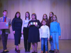 Многодетной матери из Волжского вручили почетный знак «Материнская слава»