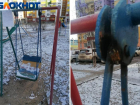 Месть за спрос денег или исполнение закона? Сотрудники УК заварили детские качели во дворе Волжского
