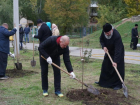Глава Волжского Игорь Воронин участвует в высадке деревьев в Волжском