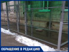 "Глубокая лужа и отсутствие охраны - и это "парковка" для колясок,- волжанка