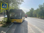 В аварии с автобусом пострадал человек на дороге в Волжском