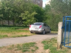 Неказистый автохам нарушил все правила парковки у детского сада в Волжском