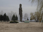 В Волжском благоустраивают территорию у братской могилы