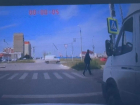 Маршрутка проскочила на красный в Волжском: опасный маневр попал на видео