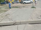Поваленный на дорогу бетонный столб с проводами не убирают после непогоды под Волжским 