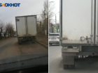 «Никто не знает, что внутри»: брошенный грузовик второй месяц стоит на обочине в центре Волжского