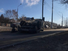 В Волжском автомобиль перевернулся на скользкой дороге