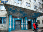 Бунт у мэрии и общение с депутатами: как жильцы разрушенного общежития в Волжском добиваются ремонта