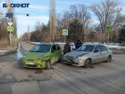 На улице Набережной в Волжском «поцеловались» два авто