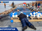 Волжский отметил 23 февраля купаниями в ледяной реке: ФОТО