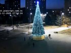 Работы шли 4 дня: смотрим как ставили елку на главной площади Волжского 