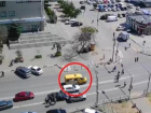 Выехал на «встречку» и чуть не сбил пешеходов: лихач за рулем маршрутки попал на видео в Волжском