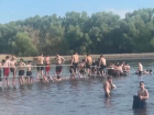В Волжском подростки превратили озеро Круглое в опасный аттракцион: видео