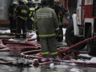 Полыхал двухэтажный дом в Волжском: пожарные устранили горение