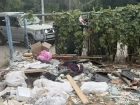 «Не дай бог дети поранятся»: жительница Волжского требует убрать строительный мусор у детской площадки