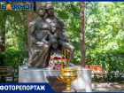 В Волжском у стен больницы освятили двухметровый памятник семье с ромашками