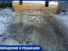 Волжане жалуются на скользкий двор-ловушку