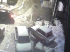 В Волжском неизвестные сняли колпаки с автомобиля