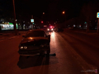Черный бумер на улицах Волжского: женщине понадобилась помощь врачей после встречи с авто