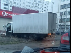 Волжанин снял на видео верх автохамства: грузовик перекопал зеленую зону и тротуар