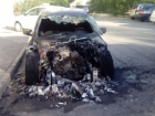 В Волжском на площади Труда сожгли иномарку BMW
