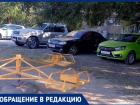 В Волжском жильцы организовали парковку у горки на детской площадке