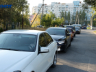 В очереди за бензином: в Волжском вновь стоят колонны авто  на АЗС