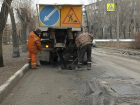 Литым асфальтобетоном отремонтировано 214 квадратных метров дорог в Волжском