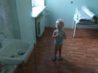 В Волгограде двухлетнего ребенка закрыли одного в палате и отказались ухаживать