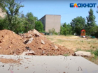 Бетонные плиты и грунт около детской площадки в Волжском пообещали убрать