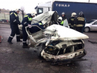 Машина "всмятку" и двое погибших в результате аварии в Волгограде
