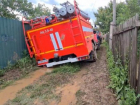 Пожарные не смогли проехать к огню из-за убитых дорог в Волжском: видео