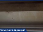 В Волжском с потолка течет вода, а УК игнорирует обращения жильцов: видео