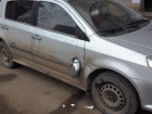 В Волжском неизвестный водитель разбил припаркованную иномарку и скрылся