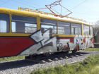 В Волжском вандалы разукрасили памятник трамваю