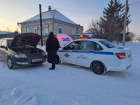 В Волгоградской области ГАИ выталкивала машины из сугробов и спасала горячим чаем водителей