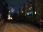 В Волжском единственный фонарь освещает целую улицу