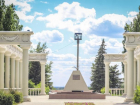 Памятник Первостроителям в Волжском оборудовали подсветкой, а фонтан пенными столбами 