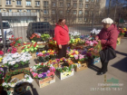 Торговцев, заполонивших улицы нелегальными цветами, оштрафовали в Волжском
