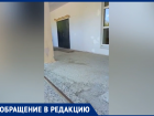 Школьники спотыкаются о дырки в бетонной лестнице в Волжском