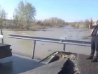 Обрушился автомобильный мост: в Волгоградской области прорвало вторую плотину