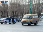 Авария на Логинова: в Волжском столкнулись внедорожник и мопед