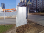 Отсутствие разметки и плохая видимость пешеходного перехода создали затруднения на дороге в Волжском 