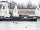 Парусники на льду, чай на морозе: Волжский умудряется ходить под парусами на замерзшей Волге