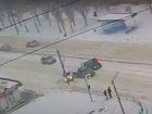 Еще чуть-чуть и в пешеходов: на видео попала авария на площади Ленина в Волжском