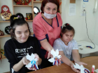 В реабилитационном центре в Волжском дети делали медали для защитников