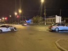 Момент жёсткого столкновения «Фольксвагена» и «Мерса» в Волжском попал на видео: есть пострадавшие
