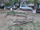 В Волжском разрушенные скамейки покрасили и назвали «ремонтом»: УК организует проверку