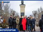 Спустя 126 лет сотни волжан продолжают нести цветы к монументу Федора Логинова